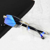 Gafas fotocromáticas modernas con bloqueo de luz azul para protección ocular y estilo.