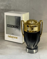 Botella de Invictus Parfum fragancia masculina intensa y elegante